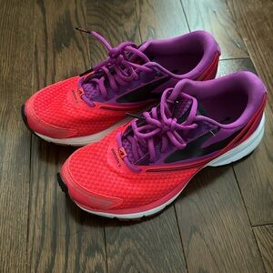 Brooks Women’s Launch 4 Athletic Running Shoes Fuchsia Hot Pink Purple 7.5